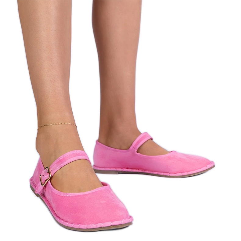 Rosa kvinnors ballerinor med ett lås