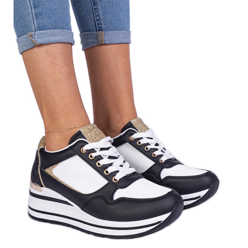 Svarta sneakers dekorerade med glitter och en metallinsats