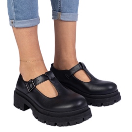 Svarta skor på Eco -Leather -plattformen