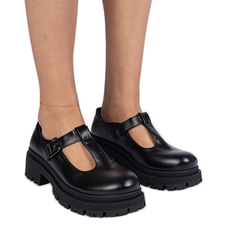 Svarta skor på Eco -Leather -plattformen