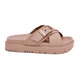 Tofflor på plattformen med ett beige spänne