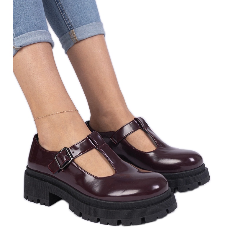 Bourgogne -skor på en Eco -Leather -plattform röd