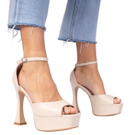 Beige högklackade sandaler