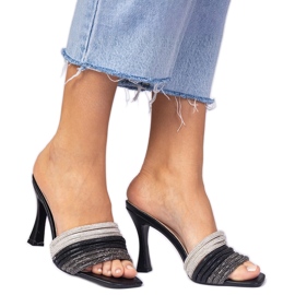 Svarta eleganta klackar dekorerade med zirkoner