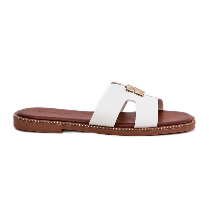 Platta flip flops med utskärningar och en vit dekoration