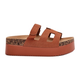 Tofflor på den massiva kamelplattformen brun