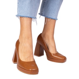 Bruna pumpar på ett massivt stolpe med en fyrkantig tå