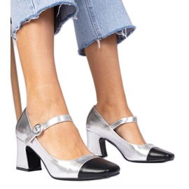 Silverkvinnor med en svart näsa