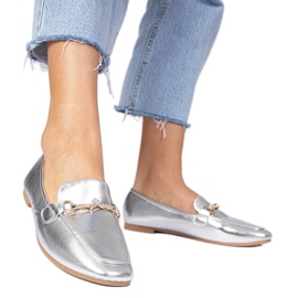 Silver eleganta loafers med en gyllene dekoration och zirkoner