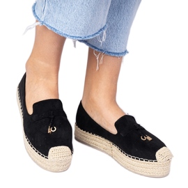 Svart espadrilles på en tjock sula