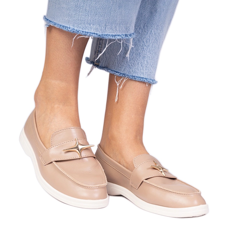 Mörka beige kvinnors loafers med en gyllene dekoration