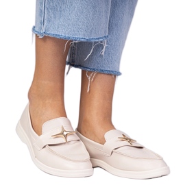 Beige kvinnors loafers med en gyllene dekoration
