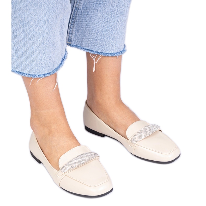 Beige kvinnors loafers med zirkoner