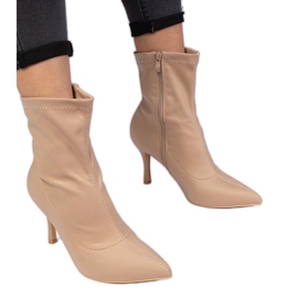 Beige stövlar med en satinfinish på en stift
