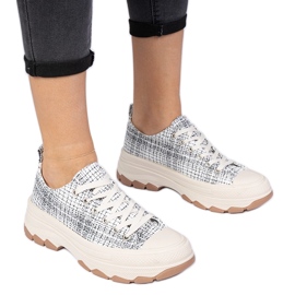 Svartvita sneakers på en tjock sula