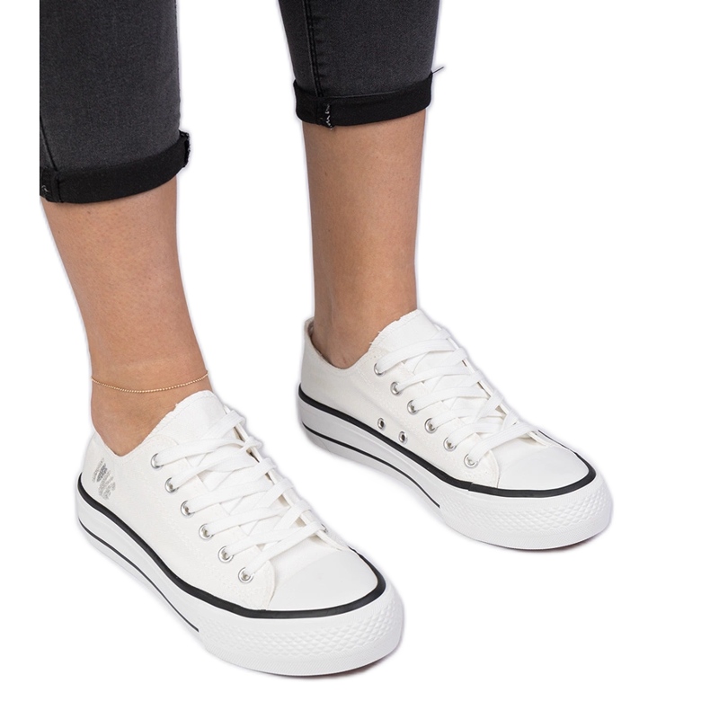 Vita klassiska kvinnors sneakers