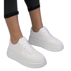 Vita sneakers sneakers på plattformen