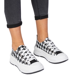 Vita och vita kvinnors material sneakers