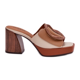 Kvinnors flip flops med ett kamelspänne brun