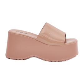 Målade kvinnliga tofflor på plattformen och beige kil