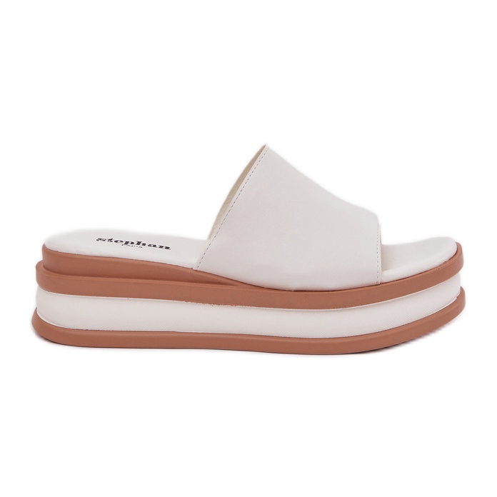 Klassiska kvinnors tofflor på plattformen och vita kilar