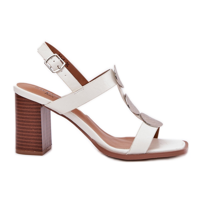 Kvinnors sandaler på stolpen med en dekorativ randvit