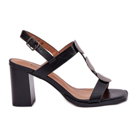 Kvinnors sandaler på stolpen med en dekorativ remsa svart