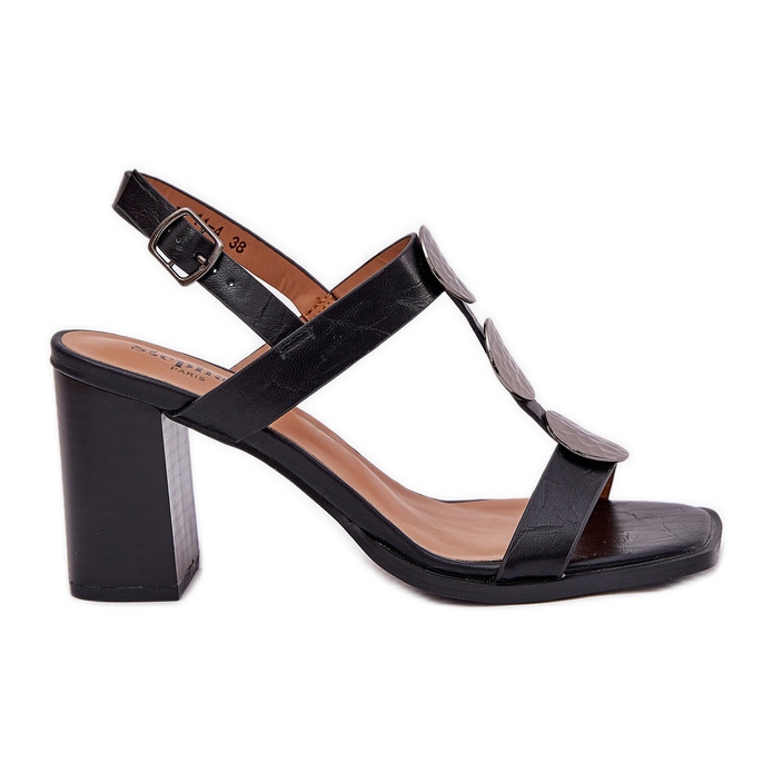 Kvinnors sandaler på stolpen med en dekorativ remsa svart