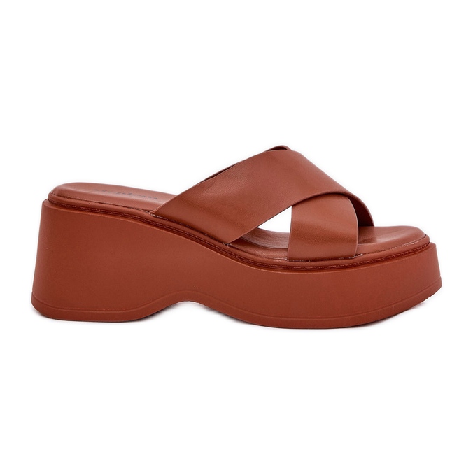 Kvinnors flip flops på plattformen och kamelkilarna brun