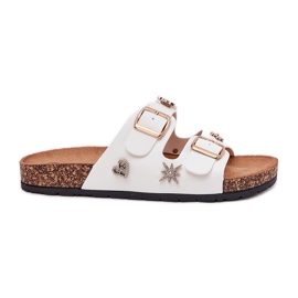 Kvinnors flip flops på en korksula med spännen och stift vita