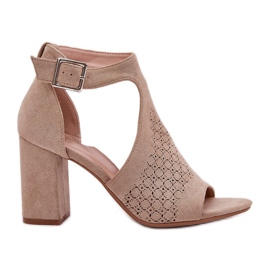 Sandaler med ett openwork -mönster på Eco -Suede Piller Beige