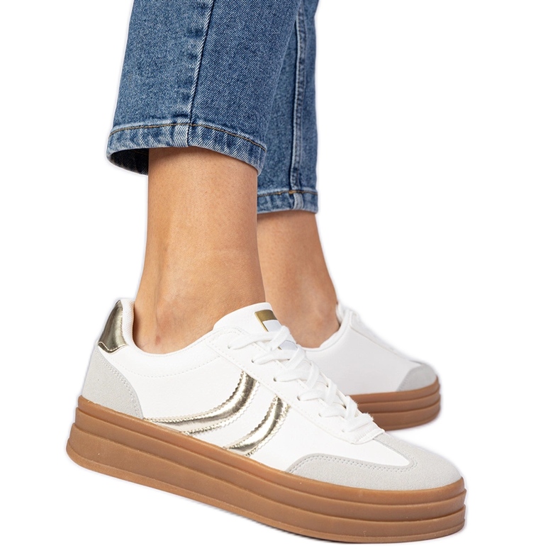 Vita sneakers kvinnors sneakers med ett gyllene tillägg