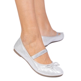 Silver kvinnors ballerinas med en båge på ett elastiskt band