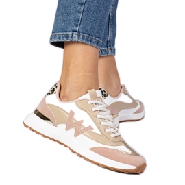 Vita och rosa kvinnors sneakers med ett leopardtillbehör