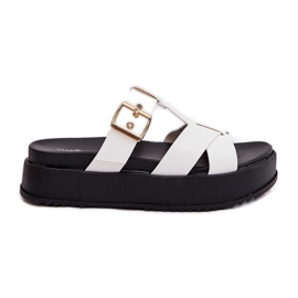 Kvinnors flip flops på plattformen med ränder och vit klämma