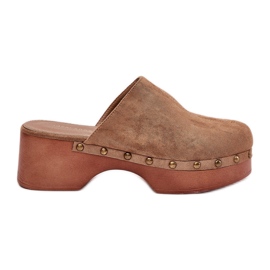 Tappar kvinnors flip -flops med Eco Suede Studs Camel brun