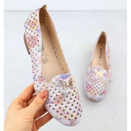 Lågklackade kvinnors skor med blommor M. Daszyński SA222-3 mångfärgad
