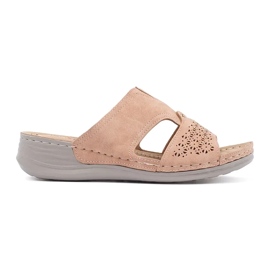 Tofflor på ett lågt kilpulverrosa