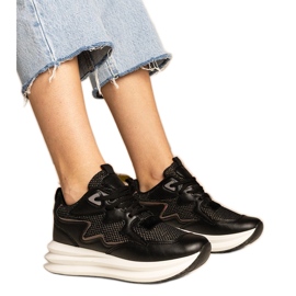 Svarta sneakers med ett holografiskt element