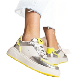 Silver kvinnors sneakers med ett neontillbehör silver-