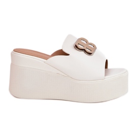 Tofflor på plattformen och kilarna med en vit prydnad