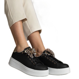 Svarta sneakers dekorerade med en fjäril med zirkoner