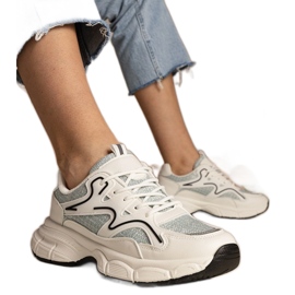 Vita och gröna kvinnors sportsneakers
