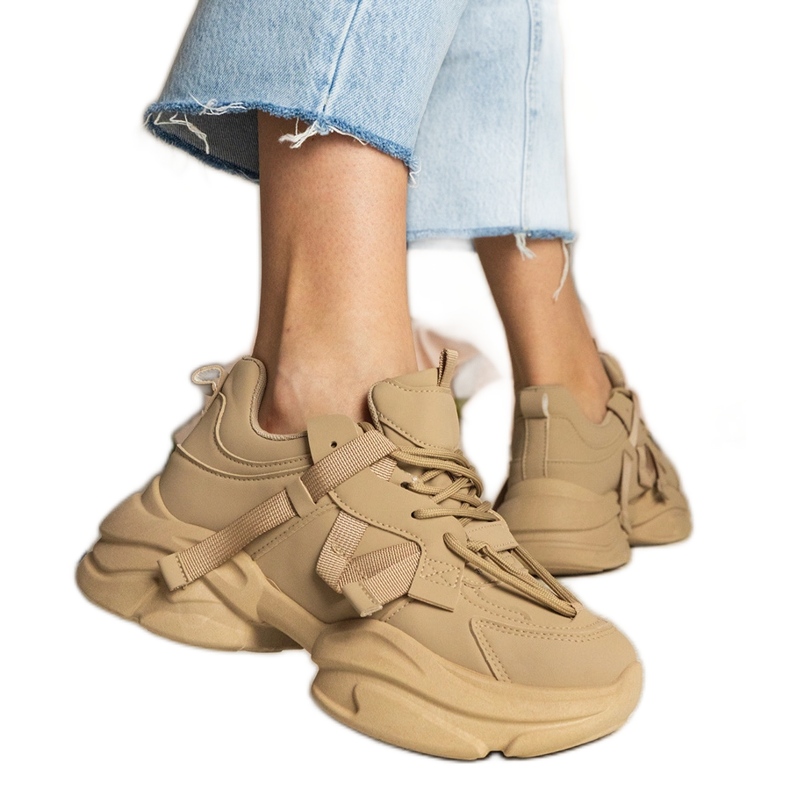 Bruna kvinnors massiva sportsneakers