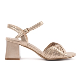 Goodin Gyllene eleganta sandaler på en låg stolpe