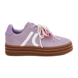 Kvinnors sneakers på plattformen med lila dekorationer purpur