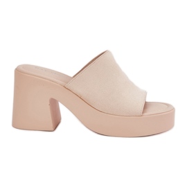 Kvinnors tofflor på posten och plattformen beige