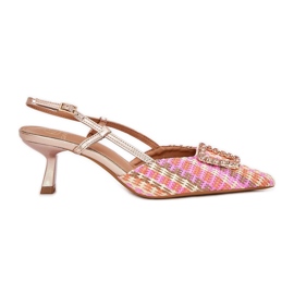 Höga klackar med en prydnad och en föråldrad champagnehäl mångfärgad