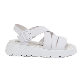 Sandaler för kvinnor läder på plattformen med ett vitt spänne