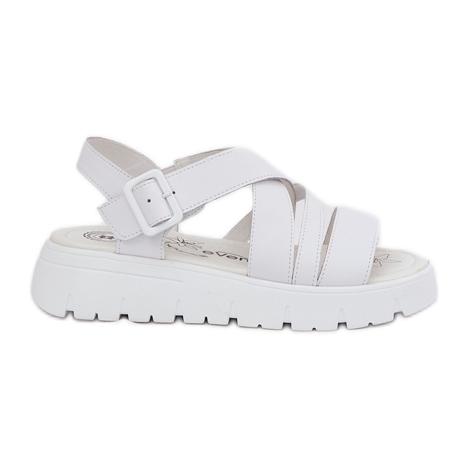 Sandaler för kvinnor läder på plattformen med ett vitt spänne